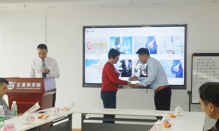 石獅市服裝產(chǎn)業(yè)聯(lián)盟、石獅市染整同業(yè)公會來我司參訪交流并赴標(biāo)桿項(xiàng)目德永佳參觀學(xué)習(xí)