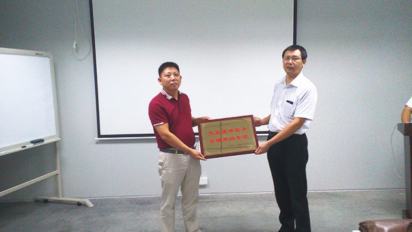 天行健贈(zèng)送正睿咨詢效益提升能手，管理升級(jí)專家牌匾