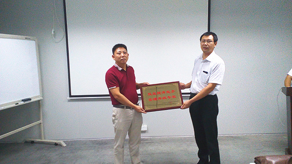 天行健贈送正睿咨詢效益提升能手，管理升級專家牌匾