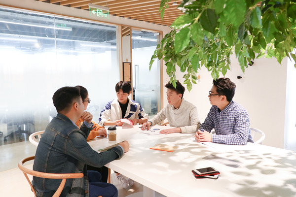 員工培訓(xùn)與發(fā)展：培養(yǎng)人才，提升企業(yè)核心競(jìng)爭(zhēng)力