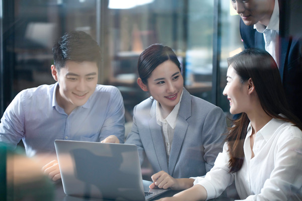 績(jī)效反饋：及時(shí)給予員工反饋，幫助員工提升