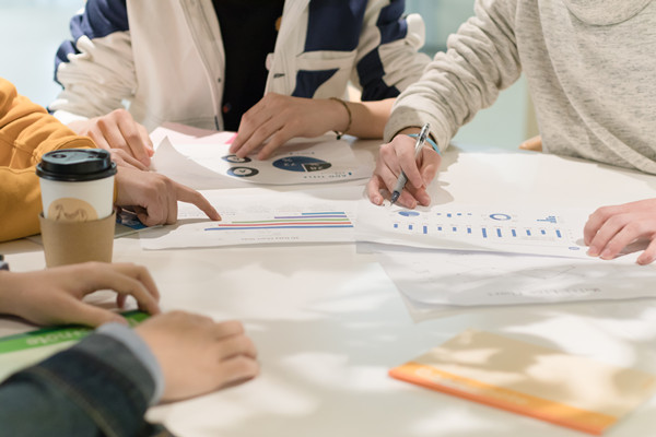 培養(yǎng)組織人才，提升員工素質(zhì)和技能，增強(qiáng)核心競(jìng)爭(zhēng)力