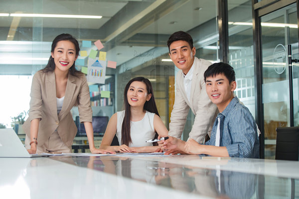 績(jī)效考核與反饋：及時(shí)反饋，指導(dǎo)改進(jìn)