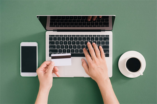 定期薪酬審查：定期審查，確保制度合理性