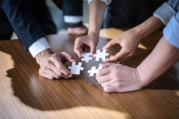 聚焦年度經(jīng)營(yíng)計(jì)劃實(shí)施，強(qiáng)化內(nèi)部管理，提升運(yùn)營(yíng)效率