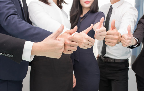 在企業(yè)管理中，專權(quán)式和民主式管理各有哪些優(yōu)缺點(diǎn)？