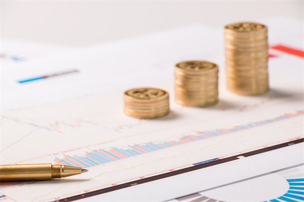 結(jié)合實(shí)際，談?wù)勂髽I(yè)在戰(zhàn)略薪酬設(shè)計(jì)時(shí)要注意哪些問(wèn)題？