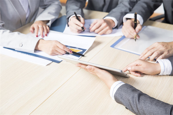 要實現(xiàn)公司發(fā)展目標，組織變革應該注意解決什么問題？