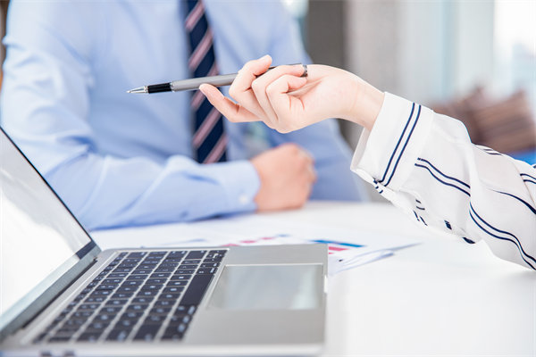 在績效溝通時(shí)，如何給員工提出改進(jìn)意見促進(jìn)績效增長？