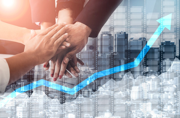 績效管理中，如何有效溝通反饋以促進員工成長？