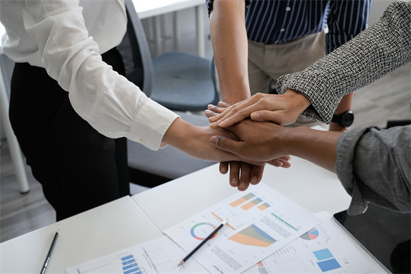 全球化運(yùn)營中，集團(tuán)管控面臨哪些新挑戰(zhàn)及應(yīng)對(duì)策略？