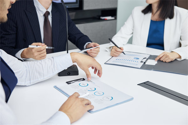 績(jī)效管理中，如何有效反饋以促進(jìn)員工持續(xù)改進(jìn)與成長(zhǎng)？