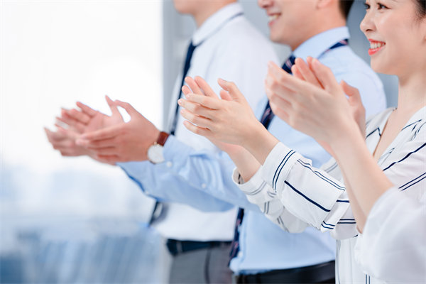 組織變革中，如何管理員工情緒與阻力，確保平穩(wěn)過渡？