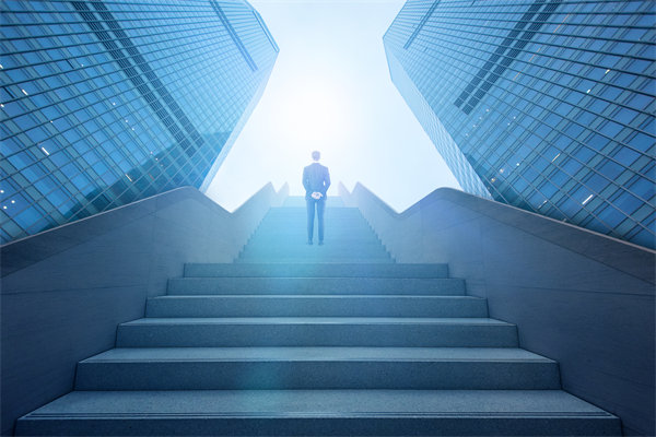 如何平衡新老員工薪酬差異，促進團隊和諧與效率？