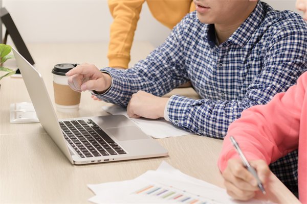 年度經(jīng)營計劃執(zhí)行過程中，如何監(jiān)控進度與效果？