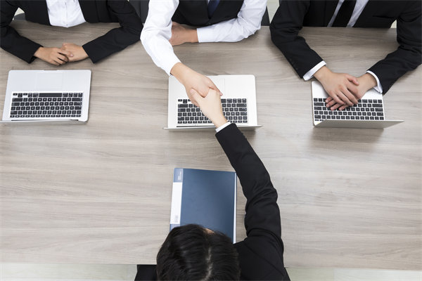 如何有效招聘并留住頂尖人才，提升團隊競爭力？