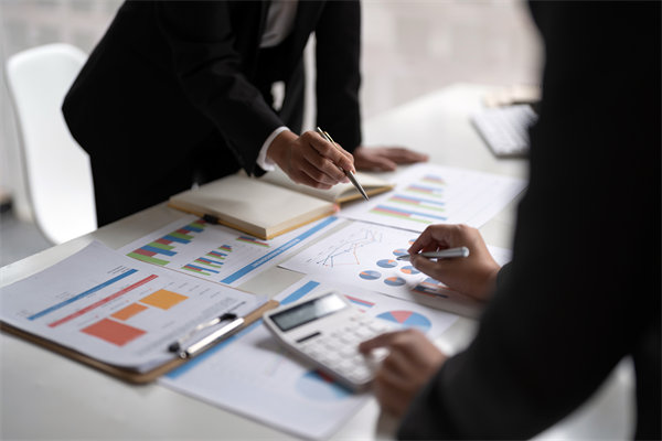 面對經濟波動，企業(yè)應該如何靈活調整薪酬策略？