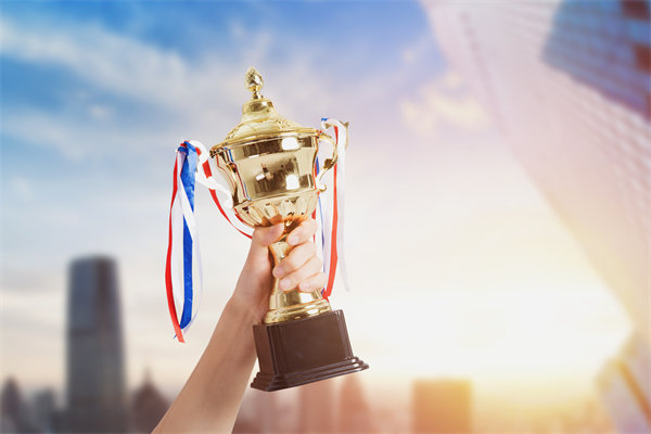 面對(duì)經(jīng)濟(jì)波動(dòng)，企業(yè)應(yīng)該如何靈活調(diào)整薪酬策略？