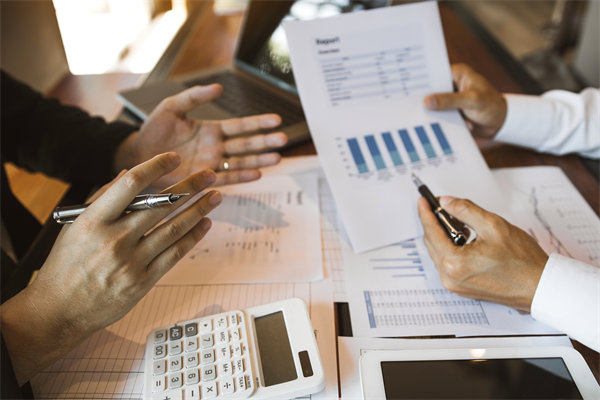 薪酬結(jié)構(gòu)如何平衡固定與浮動(dòng)部分，激勵(lì)員工績(jī)效？