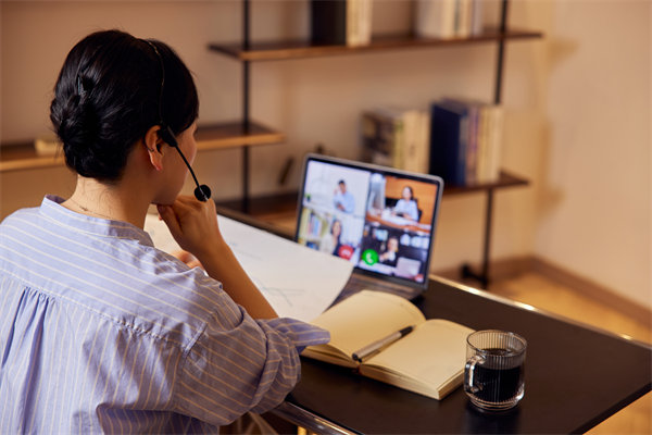 遠(yuǎn)程工作模式下，如何確保員工效率與團(tuán)隊(duì)凝聚力？