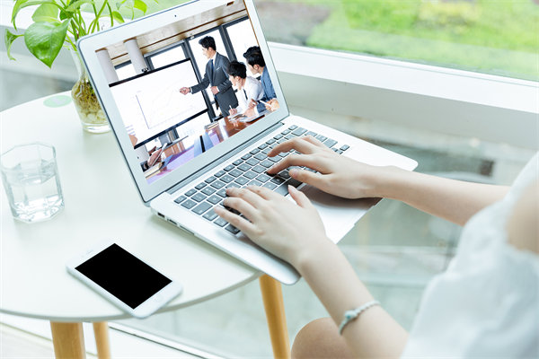 遠(yuǎn)程工作模式下，如何確保員工效率與團(tuán)隊(duì)凝聚力？