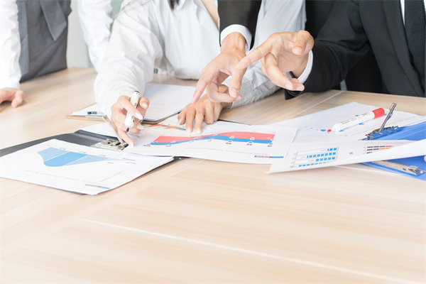 年度經(jīng)營計劃中的員工培訓(xùn)與發(fā)展計劃如何設(shè)計？