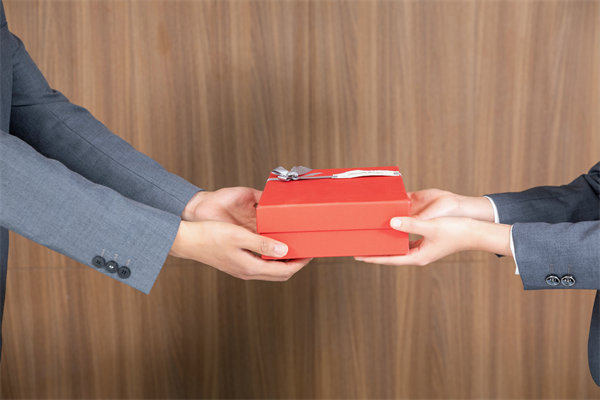 市場(chǎng)競(jìng)爭(zhēng)激烈，如何制定薪酬策略以吸引并留住人才？