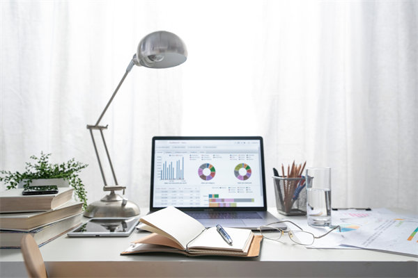 在遠程工作模式下，如何有效監(jiān)控與評估員工績效？