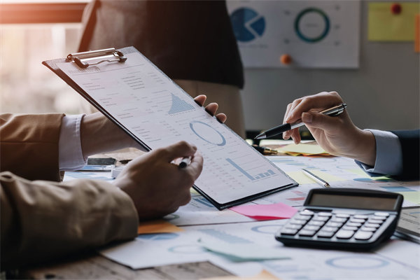 制定年度預(yù)算時(shí)，如何兼顧創(chuàng)新投入與成本控制？