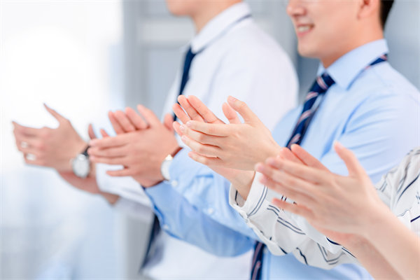 面對人才流失問題，企業(yè)應(yīng)如何改進(jìn)人力資源策略？