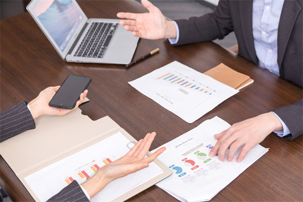 市場環(huán)境突變時，企業(yè)如何靈活調(diào)整預(yù)算策略以應(yīng)對？