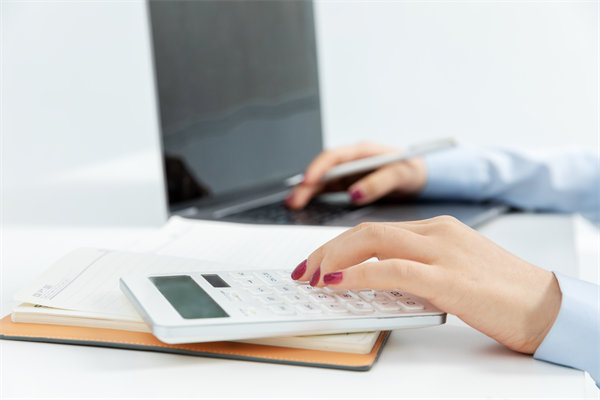 市場環(huán)境突變時，企業(yè)如何靈活調(diào)整預(yù)算策略以應(yīng)對？