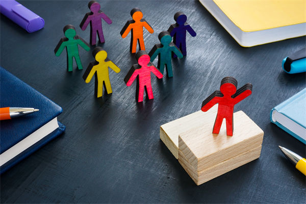 全球化背景下，企業(yè)如何構建跨文化競爭優(yōu)勢戰(zhàn)略？