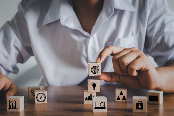 商業(yè)環(huán)境復(fù)雜多變，如何高效實(shí)施集團(tuán)全面管控策略？