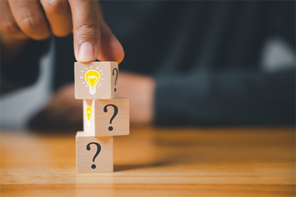 在制定企業(yè)戰(zhàn)略規(guī)劃時(shí)，如何平衡短期與長(zhǎng)期目標(biāo)？