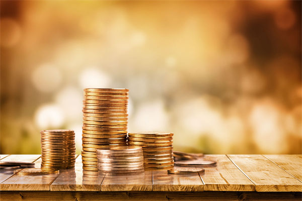 在制定企業(yè)戰(zhàn)略規(guī)劃時，如何平衡短期與長期目標(biāo)？