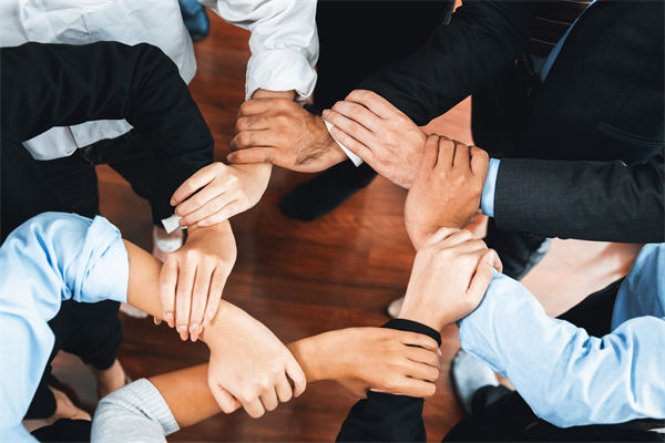 在制定企業(yè)戰(zhàn)略規(guī)劃時，如何平衡短期與長期目標(biāo)？