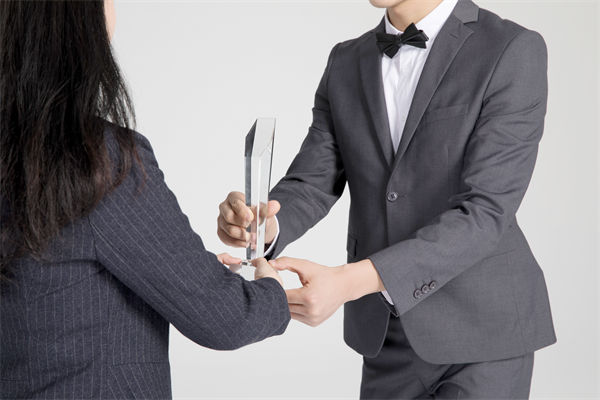 績效管理中，如何激勵優(yōu)秀員工，又幫助其提升？