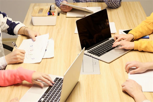 數(shù)字化轉(zhuǎn)型背景下，企業(yè)戰(zhàn)略應(yīng)如何創(chuàng)新與升級(jí)？