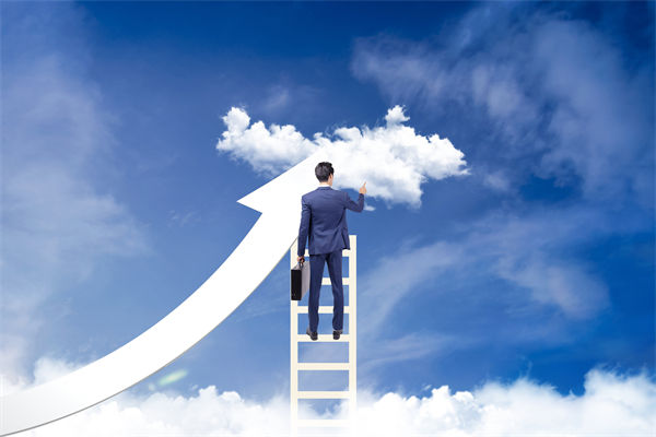 在組織變革中，如何確保員工順利過渡并減少負面影響？