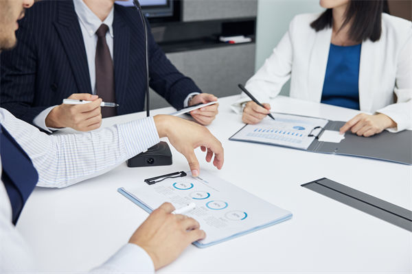 在組織變革中，如何確保員工順利過渡并減少負面影響？