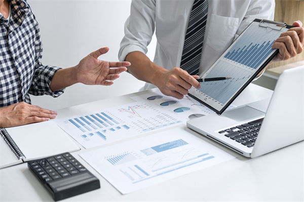 在滾動(dòng)預(yù)算模式下，如何確保預(yù)算的連續(xù)性和前瞻性？