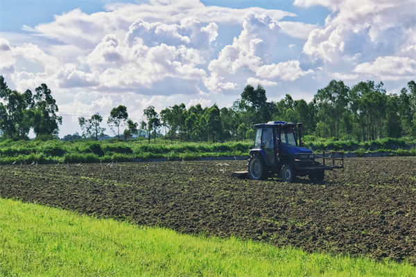 守住耕地這個命根子，從精益生產(chǎn)角度分析如何守?。? />
</p>
<p>
	　　<strong>二、消除浪費：杜絕耕地資源損耗</strong> 
</p>
<p>
	　　在制造業(yè)中，消除浪費是精益生產(chǎn)的核心目標之一，這一理念同樣適用于耕地保護領(lǐng)域。當前，我國耕地資源面臨著諸多浪費現(xiàn)象，這些浪費不僅直接減少了耕地的數(shù)量和質(zhì)量，還對國家的糧食安全和生態(tài)環(huán)境造成了嚴重威脅，亟待我們?nèi)ソ鉀Q。
</p>
<p>
	　　非農(nóng)化與非糧化現(xiàn)象是當前耕地資源浪費的一個重要方面。違規(guī)占用耕地綠化造林，不僅破壞了耕地的耕作層，還導(dǎo)致耕地無法用于糧食生產(chǎn)；占用永久基本農(nóng)田擴大自然保護地，使得寶貴的耕地資源被不合理地納入自然保護范圍，限制了農(nóng)業(yè)生產(chǎn)的發(fā)展；亂占耕地建房，更是直接減少了耕地的面積，破壞了耕地的完整性。一些地方在城市建設(shè)中，違規(guī)占用耕地建設(shè)人造濕地公園、人造水利景觀等，這些行為不僅浪費了大量的耕地資源，還造成了生態(tài)環(huán)境的破壞。在耕地“非糧化”方面，占用永久基本農(nóng)田種植水果、茶葉等多年生經(jīng)濟作物，以及挖塘養(yǎng)殖水產(chǎn)等行為，導(dǎo)致耕地的糧食生產(chǎn)功能被削弱。某地區(qū)為了發(fā)展特色農(nóng)業(yè)，大量占用永久基本農(nóng)田種植果樹，雖然在短期內(nèi)獲得了一定的經(jīng)濟效益，但從長遠來看，卻減少了糧食的種植面積，降低了糧食產(chǎn)量，給國家的糧食安全帶來了隱患。
</p>
<p>
	　　閑置與拋荒也是不容忽視的問題。一些農(nóng)民由于外出打工、種地經(jīng)濟效益低等原因，將承包的耕地閑置或拋荒，造成了土地資源的極大浪費。在一些偏遠山區(qū)，由于交通不便、土地貧瘠，農(nóng)民們紛紛外出務(wù)工，導(dǎo)致大量耕地無人耕種，雜草叢生。據(jù)統(tǒng)計，全國每年因閑置和拋荒造成的耕地浪費面積達數(shù)百萬畝之多。這種現(xiàn)象不僅浪費了寶貴的耕地資源，還影響了農(nóng)村經(jīng)濟的發(fā)展和社會的穩(wěn)定。正如《土地管理法》第三十八條明確規(guī)定，禁止任何單位和個人閑置、荒蕪耕地。對于已經(jīng)辦理審批手續(xù)的非農(nóng)業(yè)建設(shè)占用耕地，如果一年內(nèi)不用而又可以耕種并收獲的，應(yīng)當由原耕種該幅耕地的集體或者個人恢復(fù)耕種，也可以由用地單位組織耕種；一年以上未動工建設(shè)的，應(yīng)當按照省、自治區(qū)、直轄市的規(guī)定繳納閑置費；連續(xù)二年未使用的，經(jīng)原批準機關(guān)批準，由縣級以上人民政府無償收回用地單位的土地使用權(quán)；該幅土地原為農(nóng)民集體所有的，應(yīng)當交由原農(nóng)村集體經(jīng)濟組織恢復(fù)耕種。
</p>
<p>
	　　不合理利用耕地同樣會導(dǎo)致資源浪費。過度使用化肥、農(nóng)藥，會導(dǎo)致土壤板結(jié)、酸化，肥力下降，影響農(nóng)作物的生長和產(chǎn)量；不合理的灌溉，會造成水資源浪費，甚至引發(fā)土壤鹽漬化等問題。一些地區(qū)為了追求短期的高產(chǎn)，大量使用化肥和農(nóng)藥，雖然在短期內(nèi)提高了農(nóng)作物的產(chǎn)量，但卻破壞了土壤的生態(tài)環(huán)境，使得土壤的可持續(xù)生產(chǎn)能力下降。不合理的灌溉方式，如大水漫灌，不僅浪費了大量的水資源，還會導(dǎo)致地下水位上升，使土壤中的鹽分無法排出，從而造成土壤鹽漬化，影響耕地的質(zhì)量和農(nóng)作物的生長。
</p>
<p>
	　　為了消除這些浪費現(xiàn)象，我們需要采取一系列有效措施。加強監(jiān)管力度，嚴格執(zhí)行相關(guān)法律法規(guī)，對違法違規(guī)占用耕地的行為進行嚴厲打擊。建立健全耕地保護責任制度，明確各級政府和相關(guān)部門的職責，加強對耕地保護工作的考核和監(jiān)督。加大宣傳教育力度，提高農(nóng)民和社會各界對耕地保護重要性的認識，增強他們的耕地保護意識。通過開展耕地保護宣傳活動，發(fā)放宣傳資料，舉辦培訓(xùn)班等方式，向農(nóng)民普及耕地保護知識和法律法規(guī)，引導(dǎo)他們合理利用耕地，杜絕浪費行為。
</p>
<p>
	　　<strong>三、優(yōu)化流程：提升耕地利用效率</strong> 
</p>
<p>
	　　<strong>（一）土地流轉(zhuǎn)與規(guī)模化經(jīng)營</strong> 
</p>
<p>
	　　在制造業(yè)中，優(yōu)化生產(chǎn)流程是提高生產(chǎn)效率的關(guān)鍵，對于耕地保護來說，同樣需要通過優(yōu)化土地利用流程，來提升耕地的利用效率。土地流轉(zhuǎn)與規(guī)?；?jīng)營便是優(yōu)化耕地利用流程的重要舉措，它能夠?qū)⒎稚⒌耐恋刭Y源整合起來，實現(xiàn)規(guī)?；?、集約化經(jīng)營，從而提高耕地的利用效率。
</p>
<p>
	　　當前，我國農(nóng)村土地存在著細碎化嚴重的問題，這不僅限制了農(nóng)業(yè)機械化和現(xiàn)代化的發(fā)展，也降低了土地的利用效率。據(jù)相關(guān)研究表明，我國農(nóng)村土地細碎化程度較高，平均每個農(nóng)戶擁有的耕地地塊數(shù)量達到了5-6塊，且地塊面積較小，這使得農(nóng)業(yè)生產(chǎn)過程中難以實現(xiàn)規(guī)模化作業(yè)，增加了生產(chǎn)成本，降低了農(nóng)業(yè)生產(chǎn)的經(jīng)濟效益。土地流轉(zhuǎn)和規(guī)?；?jīng)營能夠有效解決這一問題。通過土地流轉(zhuǎn)，農(nóng)民可以將自己的土地承包經(jīng)營權(quán)流轉(zhuǎn)給種植大戶、家庭農(nóng)場、農(nóng)業(yè)企業(yè)等新型農(nóng)業(yè)經(jīng)營主體，實現(xiàn)土地的集中連片經(jīng)營。這些新型農(nóng)業(yè)經(jīng)營主體擁有先進的農(nóng)業(yè)技術(shù)和設(shè)備，能夠進行規(guī)?；I(yè)化的生產(chǎn)，提高土地的產(chǎn)出效率。
</p>
<p>
	　　汨羅“小田改大田”的實踐，便是一個成功的案例。汨羅市因耕地分布碎片化，土地耕種條件差，種糧效益低下，農(nóng)村勞力外流嚴重，導(dǎo)致村民耕地保護意識不強。為改變這一狀況，2021年，汨羅市將桃林寺鎮(zhèn)高豐村作為耕地保護工作試點村，創(chuàng)新推動“小田改大田”。通過推行群眾自己議、自己定，解決了“錢從哪里來”的問題；推行“全域整治”+“整村流轉(zhuǎn)”，解決了“基礎(chǔ)差、勞力少”的問題；推行田長制，解決了“有人護、有人管”的問題，促進了土地節(jié)約集約利用。在實施“小田改大田”后，高豐村的農(nóng)田連塊成片，溝渠四通八達，大型機械得以施展，實現(xiàn)了耕、種、收全程機械化。原來需要400至500個農(nóng)戶耕種的田塊，現(xiàn)在僅需3個合作社、40名農(nóng)機手就能完成。每畝翻耕、收割費用從240元降到140元，施藥、除草費用從120元降至60元，運輸費用從50元降為30元。不僅如此，通過“小田改大田”，高豐村還新增了322畝稻田，糧食產(chǎn)量大幅提高，實現(xiàn)了糧食產(chǎn)能有提升、社會投資有回報、種植大戶有效益、農(nóng)戶增收有途徑、集體經(jīng)濟有收入的多贏局面。汨羅在全市推廣“高豐經(jīng)驗”，以“小田改大田”推動高標準農(nóng)田建設(shè)，做到摸底規(guī)劃、動員群眾、改造建設(shè)、綜合效益“四個高標準”。目前，汨羅全市農(nóng)田改造面積超30萬畝，計劃到2027年實現(xiàn)全市55.5萬畝永久基本農(nóng)田改造“全覆蓋”。
</p>
<p>
	　　<strong>（二）科學(xué)種植與管理流程</strong> 
</p>
<p>
	　　科學(xué)種植與管理流程的優(yōu)化，對提升耕地利用效率起著至關(guān)重要的作用。合理的種植制度，如輪作、間作、套種等，能夠充分利用土地資源、光照資源和氣候資源，提高土地的產(chǎn)出效率。通過輪作，在同一塊土地上輪流種植不同的作物，可以避免土壤養(yǎng)分的單一消耗，保持土壤肥力，減少病蟲害的發(fā)生。大豆與玉米輪作，大豆根部的根瘤菌能夠固定空氣中的氮素，增加土壤中的氮含量，為后續(xù)種植的玉米提供充足的養(yǎng)分，同時減少了化肥的使用量，降低了生產(chǎn)成本，還保護了土壤環(huán)境。間作和套種則可以在同一時間內(nèi)充分利用土地的空間資源，提高作物的種植密度和產(chǎn)量。玉米與大豆間作，玉米植株高大，能夠為大豆提供一定的遮蔭，而大豆的固氮作用又能為玉米提供養(yǎng)分，兩者相互促進，實現(xiàn)了土地資源的高效利用。
</p>
<p>
	　　科學(xué)的田間管理流程同樣不可或缺。測土配方施肥技術(shù)，通過對土壤養(yǎng)分的檢測，根據(jù)作物的需肥規(guī)律和土壤的供肥性能，精準地確定肥料的種類和施用量，避免了肥料的浪費和過度使用，提高了肥料的利用率，減少了對環(huán)境的污染。某地區(qū)通過實施測土配方施肥技術(shù)，使化肥的使用量減少了20%，而農(nóng)作物的產(chǎn)量卻提高了15%，實現(xiàn)了節(jié)本增效的目標。合理的灌溉管理也至關(guān)重要，采用滴灌、噴灌等節(jié)水灌溉技術(shù)，能夠根據(jù)作物的生長需求精確地供應(yīng)水分，避免了水資源的浪費，提高了水分的利用效率，還能有效防止土壤鹽漬化等問題的發(fā)生。
</p>
<p style=