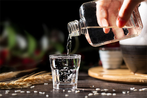 白酒遇冷，集體“降度”，關(guān)聯(lián)企業(yè)有何營銷啟示？